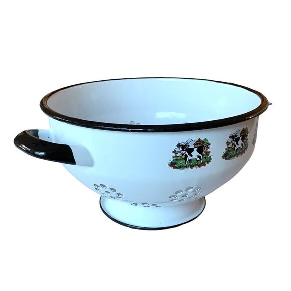 Enamel Colander Farm Cows - Picture 3 of 5